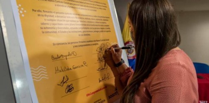 Firmamos contrato social por el cuidado de las personas mayores de Engativá Alcaldesa Local firma contrato social por las personas mayores de Engativá