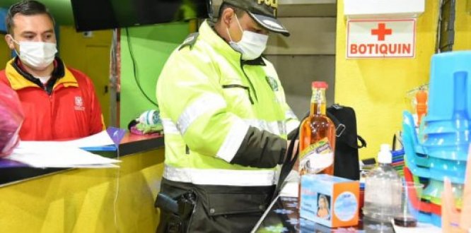 policia y funcionario con tapabocas 