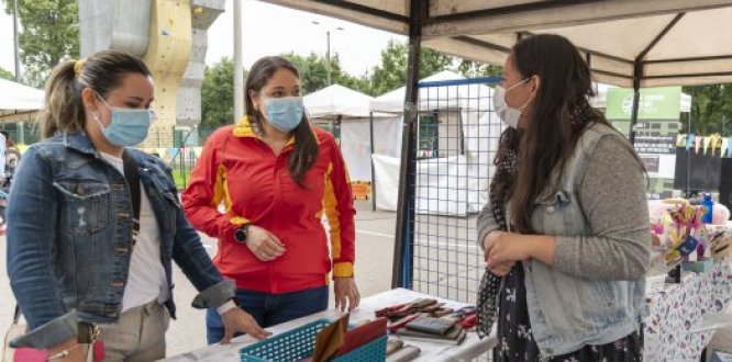 Feria Juvenil y Popular del Emprendimiento en Engativá Alcadesa local en la Feria con expositora