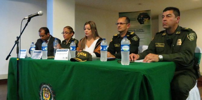 foto Alcaldesa con la policía nacional y referentes de seguridad foto Alcaldesa con la policía nacional y referentes de seguridad