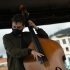 persona tocando un instrumento 